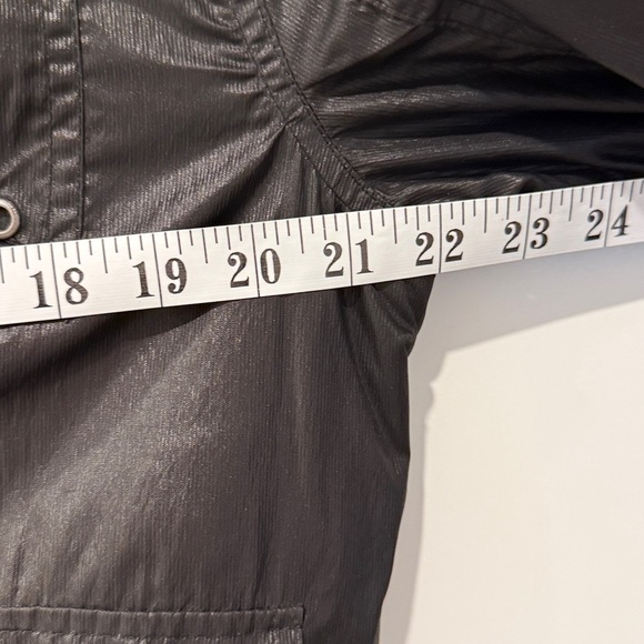 ๐ฅ๐ฅ๐ฅGuess Black Windbreaker Sporty Jacket with excellent condition - Picture 9 of 9